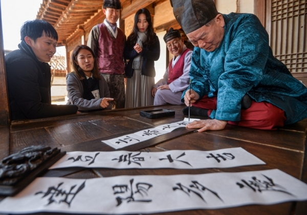 입춘(立春)을 하루 앞둔 3일 용인시 기흥구 한국민속촌에서 한 어르신이 입춘대길 건양다경 (立春大吉 建陽多慶)이 적힌 입춘방(立春榜)을 쓰고 있다.조주현기자