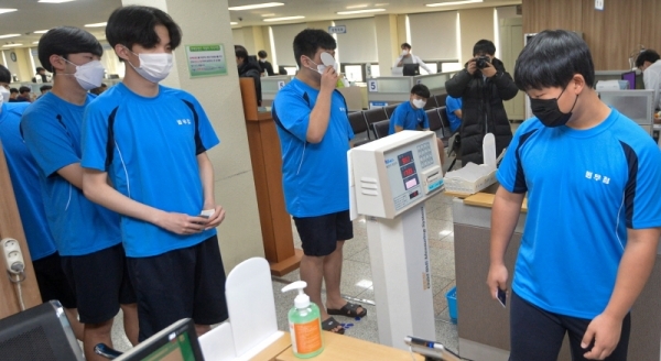 2020년 첫 병역판정검사가 열린 3일 수원시 경인지방병무청에서 마스크를 쓴 입영대상자들이 검사를 받고 있다. 경인지방병무청은 신종 코로나바이러스 감염증 확산 방지를 위해 병역판정검사, 사회복무요원 복무기본교육 대상자 전원에 대해 체온을 측정하고 고열자에 대해선 검사일자 등을 조정했다.조주현기자