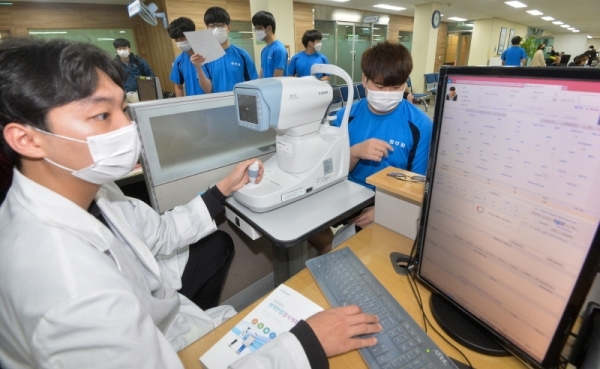 2020년 첫 병역판정검사가 열린 3일 수원시 경인지방병무청에서 마스크를 쓴 입영대상자들이 검사를 받고 있다. 경인지방병무청은 신종 코로나바이러스 감염증 확산 방지를 위해 병역판정검사, 사회복무요원 복무기본교육 대상자 전원에 대해 체온을 측정하고 고열자에 대해선 검사일자 등을 조정했다.조주현기자