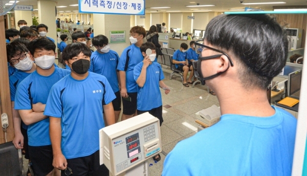 2020년 첫 병역판정검사가 열린 3일 수원시 경인지방병무청에서 마스크를 쓴 입영대상자들이 검사를 받고 있다. 경인지방병무청은 신종 코로나바이러스 감염증 확산 방지를 위해 병역판정검사, 사회복무요원 복무기본교육 대상자 전원에 대해 체온을 측정하고 고열자에 대해선 검사일자 등을 조정했다.조주현기자