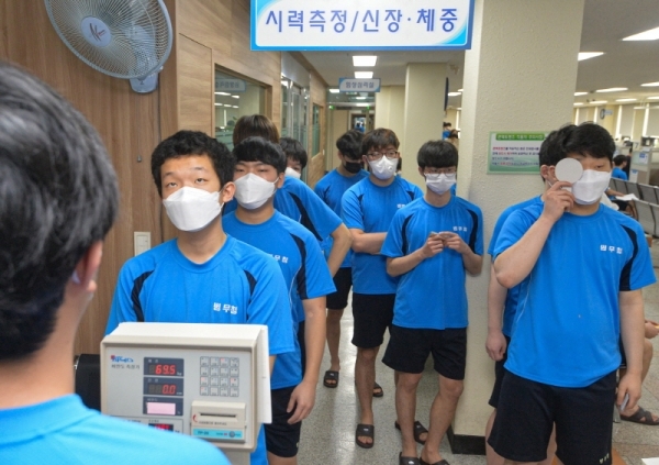 2020년 첫 병역판정검사가 열린 3일 수원시 경인지방병무청에서 마스크를 쓴 입영대상자들이 검사를 받고 있다. 경인지방병무청은 신종 코로나바이러스 감염증 확산 방지를 위해 병역판정검사, 사회복무요원 복무기본교육 대상자 전원에 대해 체온을 측정하고 고열자에 대해선 검사일자 등을 조정했다.조주현기자