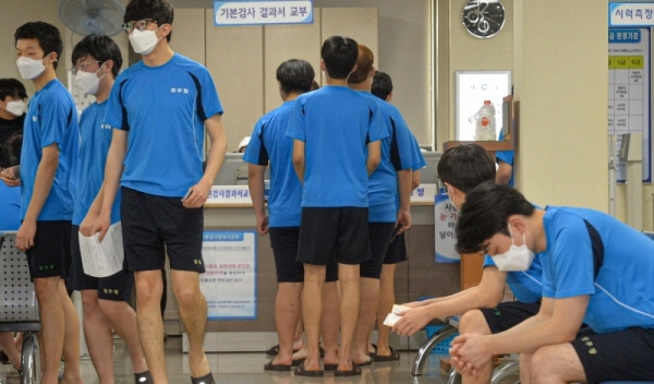 2020년 첫 병역판정검사가 열린 3일 수원시 경인지방병무청에서 마스크를 쓴 입영대상자들이 검사를 받고 있다. 경인지방병무청은 신종 코로나바이러스 감염증 확산 방지를 위해 병역판정검사, 사회복무요원 복무기본교육 대상자 전원에 대해 체온을 측정하고 고열자에 대해선 검사일자 등을 조정했다.조주현기자