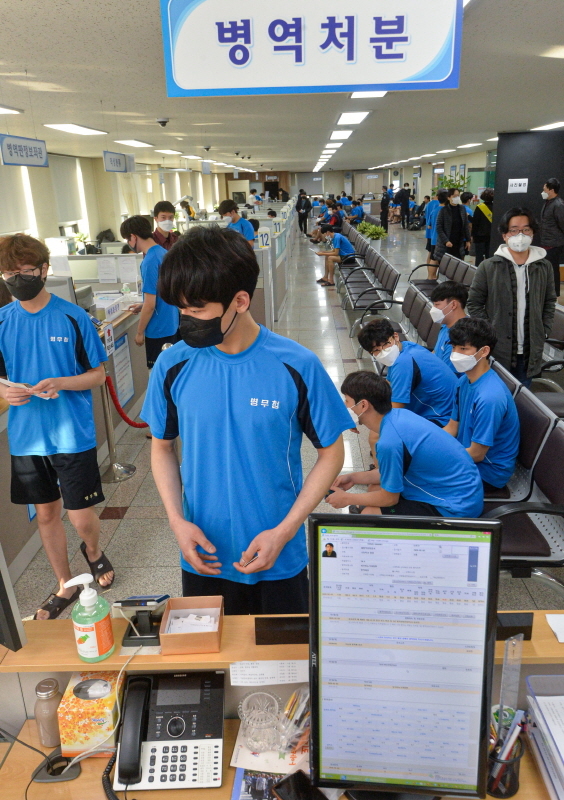 2020년 첫 병역판정검사가 열린 3일 수원시 경인지방병무청에서 마스크를 쓴 입영대상자들이 검사를 받고 있다. 경인지방병무청은 신종 코로나바이러스 감염증 확산 방지를 위해 병역판정검사, 사회복무요원 복무기본교육 대상자 전원에 대해 체온을 측정하고 고열자에 대해선 검사일자 등을 조정했다.조주현기자