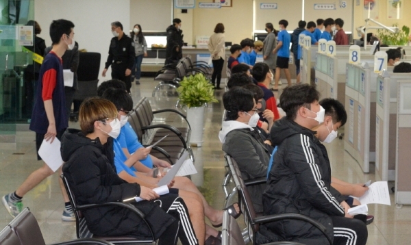 2020년 첫 병역판정검사가 열린 3일 수원시 경인지방병무청에서 마스크를 쓴 입영대상자들이 검사를 받고 있다. 경인지방병무청은 신종 코로나바이러스 감염증 확산 방지를 위해 병역판정검사, 사회복무요원 복무기본교육 대상자 전원에 대해 체온을 측정하고 고열자에 대해선 검사일자 등을 조정했다.조주현기자