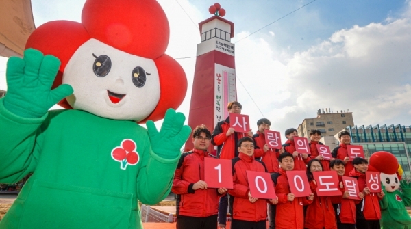 3일 오전 수원시 발달구 도청오거리에 설치된 사랑의 온도탑에서 열린 '희망 2020 나눔캠페인 폐막식' 에서 경기사회복지공동모금회 관계자들이 사랑의 온도탑 100도 달성 감사 퍼포먼스를 하고 있다.조주현기자