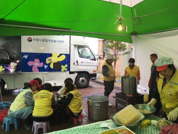 지난해 4월 고성 산불 당시 사랑의 밥차 자원봉사 모습. 수원시 제공