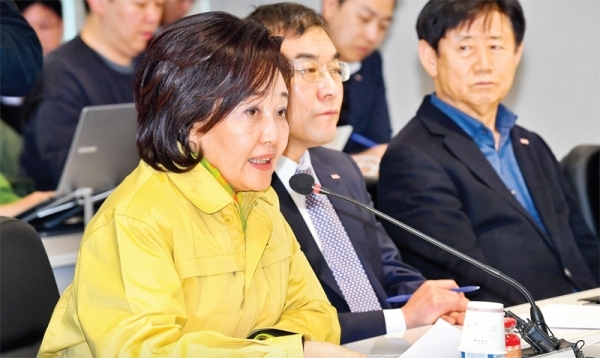 4일 오후 시흥시 정왕동 소재의 한 건설장비 제조업체 대회의실에서 열린 ‘중소기업 현장간담회’에서 박영선 중소벤처기업부 장관이 발언하고 있다. 이날 간담회에서는 신종 코로나바이러스 감염증(신종 코로나)으로 인한 중국 활동 중소기업의 어려움 및 건의사항에 관한 질문이 오고갔다. 윤원규기자