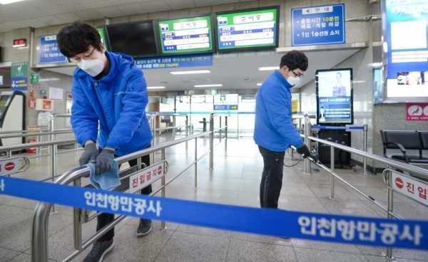 4일 오전 인천시 중구 인천항 연안여객터미널 대합실에서 방역업체 관계자들이 신종 코로나바이러스 감염증 확산을 방지하기 위해 소독을 하고 있다. 장용준기자