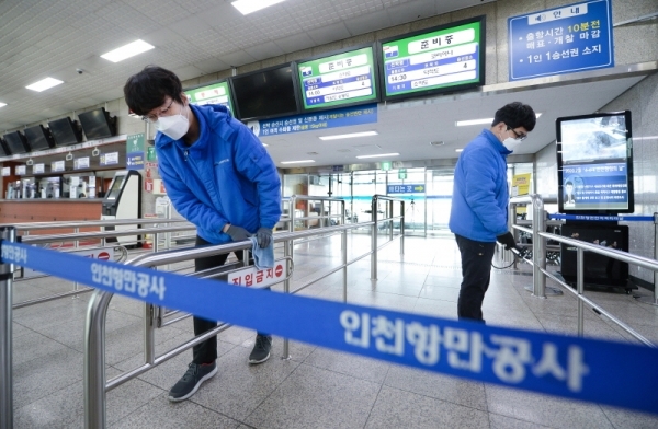 4일 오전 인천시 중구 인천항 연안여객터미널 대합실에서 방역업체 관계자들이 신종 코로나바이러스 감염증 확산을 방지하기 위해 소독을 하고 있다. 장용준기자