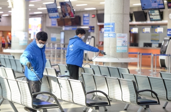 4일 오전 인천시 중구 인천항 연안여객터미널 대합실에서 방역업체 관계자들이 신종 코로나바이러스 감염증 확산을 방지하기 위해 소독을 하고 있다. 장용준기자