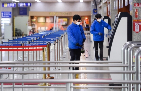 4일 오전 인천시 중구 인천항 연안여객터미널 대합실에서 방역업체 관계자들이 신종 코로나바이러스 감염증 확산을 방지하기 위해 소독을 하고 있다. 장용준기자