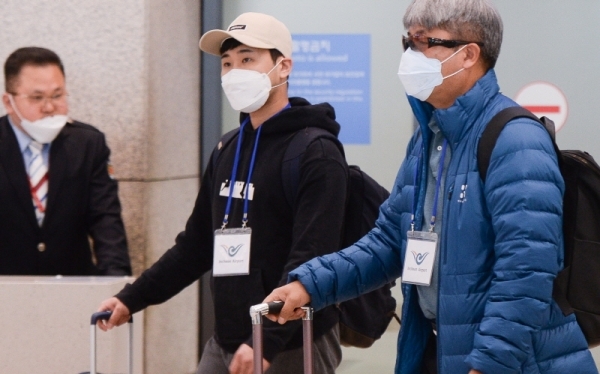 신종 코로나바이러스 발생지인 중국 후베이성을 방문한 외국인의 입국 제한 조치가 실시된 4일 중국에서 인천국제공항 제1터미널를 통해 입국한 한 여행객이 검역 확인 비표를 걸고 입국장을 빠져 나오고 있다. 장용준기자