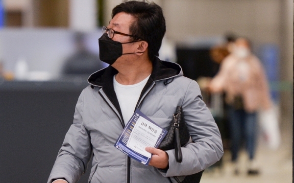 '후베이성 방문 외국인 입국 제한' 대책에 따라 인천국제공항에 중국 전용 입국장이 설치된 4일 오후 중국발 항공기를 타고 인천공항에 도착한 중국인들이 검역 확인증을 들고 입국하고 있다. 장용준기자