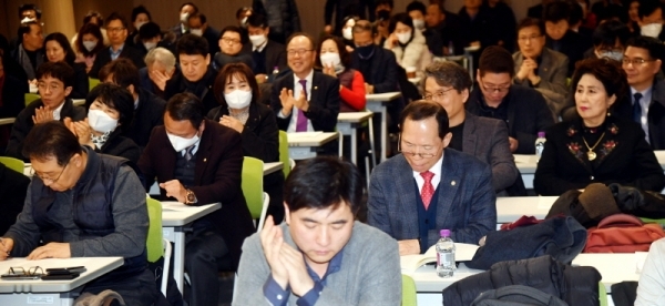 4일 수원컨벤션센터에서 열린 ‘북 과학기술의 평화적 활용을 위한 남북교류협력 방안 토론회’에서 참석자들이 강호제 북한과학기술연구센터 소장의 “북 과학기술의 평화적 활용방안 모색 및 경기도 역할”이란 주제의 기조발표를 경청하고 있다.전형민기자