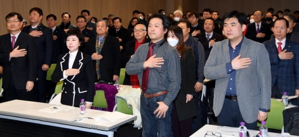 4일 수원컨벤션센터에서 열린 ‘북 과학기술의 평화적 활용을 위한 남북교류협력 방안 토론회’에서 민주평통자문회의 경기지역회의 장영란 부의장 등 참석자들이 국민의례를 하고 있다.전형민기자