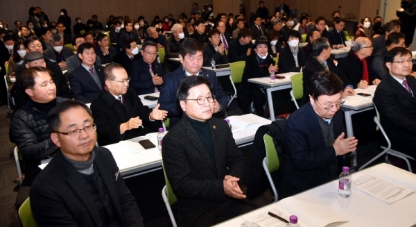 4일 수원컨벤션센터에서 열린 ‘북 과학기술의 평화적 활용을 위한 남북교류협력 방안 토론회’에서 참석자들이 강호제 북한과학기술연구센터 소장의 “북 과학기술의 평화적 활용방안 모색 및 경기도 역할”이란 주제의 기조발표를 경청하고 있다.전형민기자