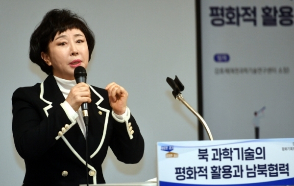 4일 수원컨벤션센터에서 열린 ‘북 과학기술의 평화적 활용을 위한 남북교류협력 방안 토론회’에서 장영란 민주평통자문회의 경기지역회의 부의장이 인사말을 하고 있다.전형민기자