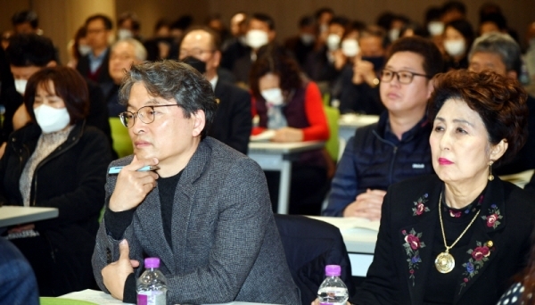 4일 수원컨벤션센터에서 열린 ‘북 과학기술의 평화적 활용을 위한 남북교류협력 방안 토론회’에서 참석자들이 강호제 북한과학기술연구센터 소장의 “북 과학기술의 평화적 활용방안 모색 및 경기도 역할”이란 주제의 기조발표를 경청하고 있다.전형민기자