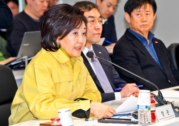 4일 오후 시흥시 정왕동 소재의 한 부품 제조업체 대회의실에서 열린 '중소벤처기업부 장관, 중소기업 중앙회 현장간담회'에서 박영선 중기부 장관, 중국수출에 주력하는 중소기업 관계자들이 간담회를 하고 있다. 이날 간담회에선 신종 코로나 바이러스 감염증으로 인한 중국에서 활동하는 중소기업의 애로와 정부의 건의사항을 이야기했다. 윤원규기자