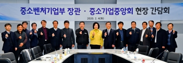 4일 오후 시흥시 정왕동 소재의 한 부품 제조업체 대회의실에서 열린 '중소벤처기업부 장관, 중소기업 중앙회 현장간담회'에서 박영선 중기부 장관, 중국수출에 주력하는 중소기업 관계자들이 기념촬영을 하고 있다. 이날 간담회에선 신종 코로나 바이러스 감염증으로 인한 중국에서 활동하는 중소기업의 애로와 정부의 건의사항을 이야기했다. 윤원규기자