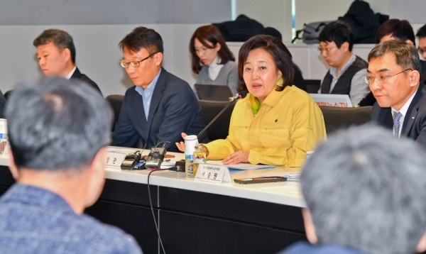 4일 오후 시흥시 정왕동 소재의 한 부품 제조업체 대회의실에서 열린 '중소벤처기업부 장관, 중소기업 중앙회 현장간담회'에서 박영선 중기부 장관이 중국수출에 주력하는 중소기업 관계자들과 간담회를 하고 있다. 이날 간담회에선 신종 코로나 바이러스 감염증으로 인한 중국에서 활동하는 중소기업의 애로와 정부의 건의사항을 이야기했다. 윤원규기자