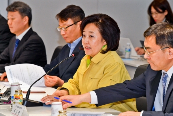 4일 오후 시흥시 정왕동 소재의 한 부품 제조업체 대회의실에서 열린 '중소벤처기업부 장관, 중소기업 중앙회 현장간담회'에서 박영선 중기부 장관이 중국수출에 주력하는 중소기업 관계자들과 간담회를 하고 있다. 이날 간담회에선 신종 코로나 바이러스 감염증으로 인한 중국에서 활동하는 중소기업의 애로와 정부의 건의사항을 이야기했다. 윤원규기자