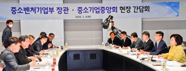 4일 오후 시흥시 정왕동 소재의 한 부품 제조업체 대회의실에서 열린 '중소벤처기업부 장관, 중소기업 중앙회 현장간담회'에서 박영선 중기부 장관, 중국수출에 주력하는 중소기업 관계자들이 간담회를 하고 있다. 이날 간담회에선 신종 코로나 바이러스 감염증으로 인한 중국에서 활동하는 중소기업의 애로와 정부의 건의사항을 이야기했다. 윤원규기자