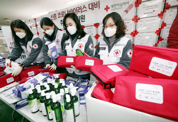 5일 오전 인천시 연수구 대한적십자사 인천광역시지사에서 직원들이 신종 코로나바이러스 감염증 확산에 대응하기 위해 취약계층에 배포할 감염병 대응 물품 세트를 제작하고 있다. 연합뉴스