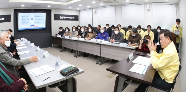 광명시청 영상회의실에서 신종 코로나 바이러스 대응을 위한 ‘시민안전대책본부’ 회의가 진행되고 있다. 광명시 제공