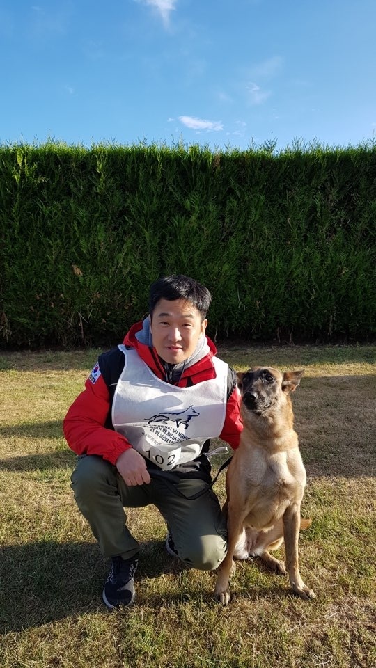 ▲ 신동균 소방장과 구조견 수원이