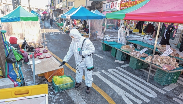 신종 코로나바이러스 감염증이 확산되면서 정월대보름 대목을 앞둔 도내 전통 5일장 대부분이 개장을 포기하거나 축소해 상인들이 울상을 짓고 있다. 5일 오전 5일장이 열린 용인중앙시장에서 자체 방역단이 상인과 고객이 크게 줄어든 썰렁한 분위기 속에 방역작업을 하고 있다. 조주현기자