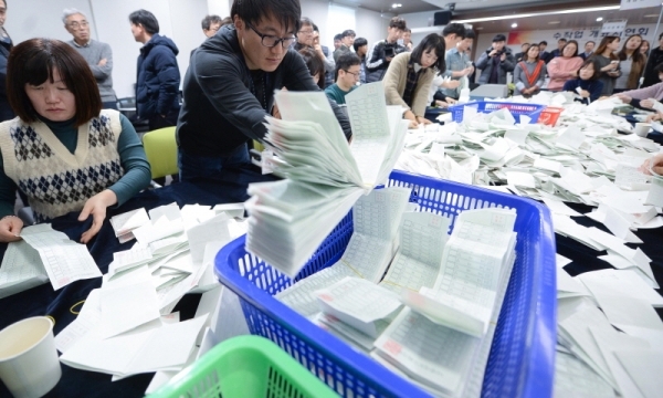 일 인천시 미추홀구 정부인천지방합동청사 4층 대회의실에서 열린 제21대 국회의원선거 비례대표 수작업 개표 시연회에서 인천시선관위 직원들이 개표작업을 하고 있다. 시선관위는 연동형 비례대표제에 따른 수많은 군소정당 후보 출마를 대비해 현재 24개 정당만 인식하는 현 전자계표기의 한계를 고려해 시연회를 개최했다. 장용준기자