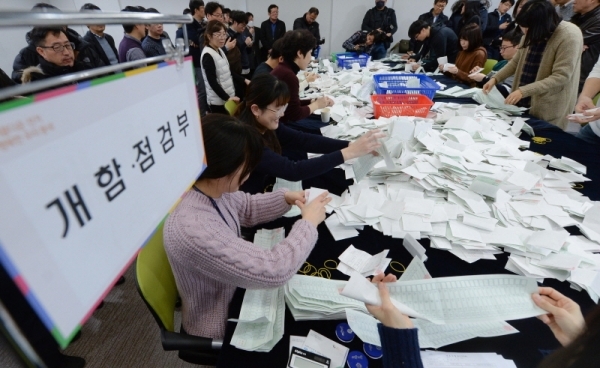 일 인천시 미추홀구 정부인천지방합동청사 4층 대회의실에서 열린 제21대 국회의원선거 비례대표 수작업 개표 시연회에서 인천시선관위 직원들이 개표작업을 하고 있다. 시선관위는 연동형 비례대표제에 따른 수많은 군소정당 후보 출마를 대비해 현재 24개 정당만 인식하는 현 전자계표기의 한계를 고려해 시연회를 개최했다. 장용준기자