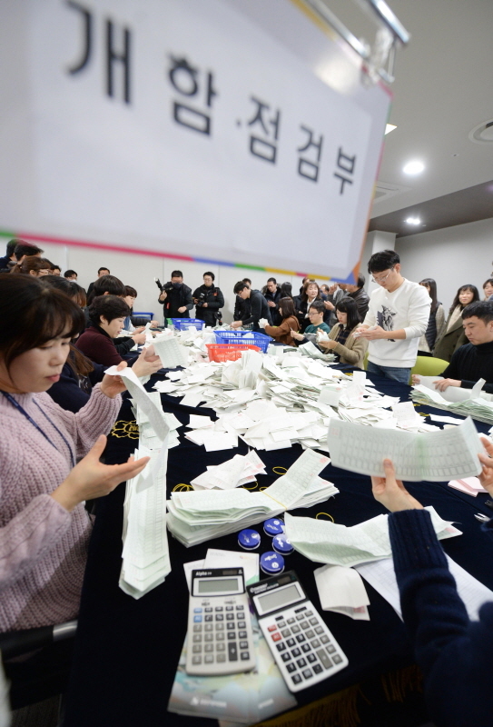 일 인천시 미추홀구 정부인천지방합동청사 4층 대회의실에서 열린 제21대 국회의원선거 비례대표 수작업 개표 시연회에서 인천시선관위 직원들이 개표작업을 하고 있다. 시선관위는 연동형 비례대표제에 따른 수많은 군소정당 후보 출마를 대비해 현재 24개 정당만 인식하는 현 전자계표기의 한계를 고려해 시연회를 개최했다. 장용준기자