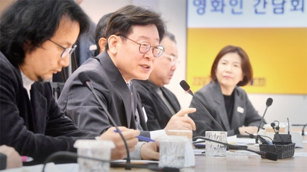 ‘경기도 영화산업 발전을 위한 영화인 간담회’가 열린 6일 경기도청에서 이재명 경기도지사가 발언을 하고 있다. 이번 간담회에서 이 지사와 영화감독, 제작자,배급사 등 영화관계자들은 영화산업 육성을 위한 경기도의 역할과 과제 등에 대해 논의했다. 김시범기자