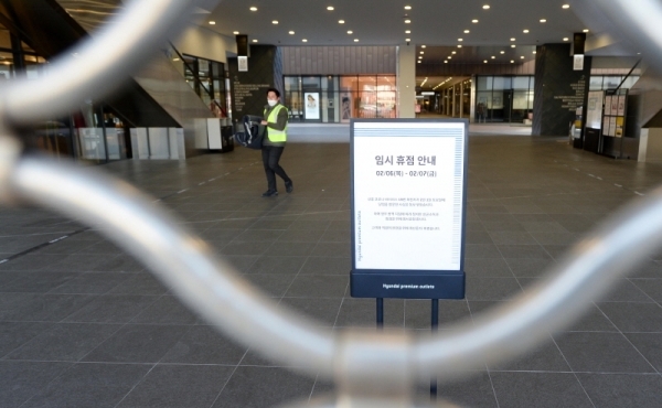 6일 신종 코로나바이러스 감염증 19번 확진자의 인천시 연수구 현대아울렛 송도점 방문이 확인되면서 아웃렛 직원들이 임시 휴점조치를 하고 있다. 장용준기자