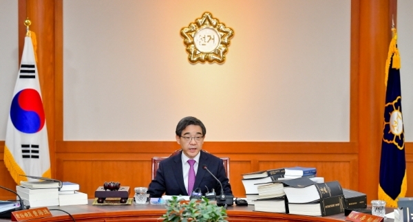 6일 오후 중앙선관위 과천 청사 위원회의실에서 열린 '중앙선관위 전체 위원회의'에서 권순일 위원장 등 위원들이 비례대표 국회의원 후보자 추천관련 판단 기준 결정 등 제21대 국회의원 선거에 대한 회의를 하고 있다. 윤원규기자