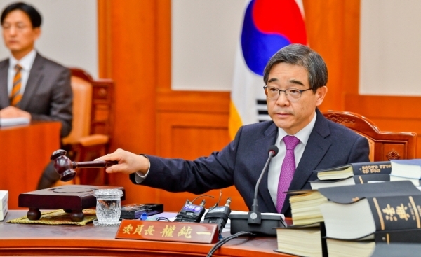6일 오후 중앙선관위 과천 청사 위원회의실에서 열린 '중앙선관위 전체 위원회의'에서 권순일 위원장 등 위원들이 비례대표 국회의원 후보자 추천관련 판단 기준 결정 등 제21대 국회의원 선거에 대한 회의를 하고 있다. 윤원규기자