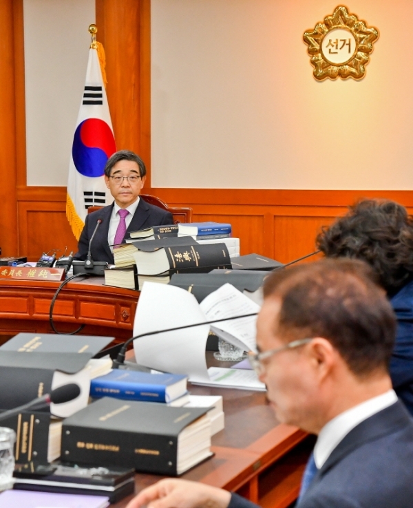 6일 오후 중앙선관위 과천 청사 위원회의실에서 열린 '중앙선관위 전체 위원회의'에서 권순일 위원장 등 위원들이 비례대표 국회의원 후보자 추천관련 판단 기준 결정 등 제21대 국회의원 선거에 대한 회의를 하고 있다. 윤원규기자