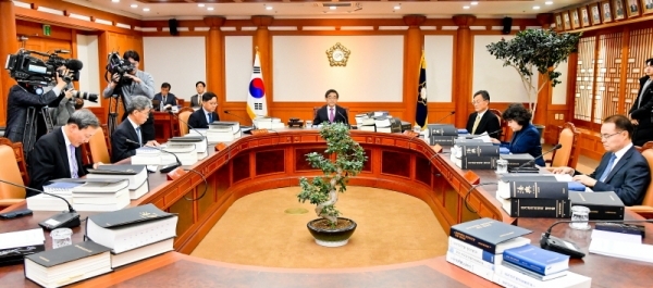 6일 오후 중앙선관위 과천 청사 위원회의실에서 열린 '중앙선관위 전체 위원회의'에서 권순일 위원장 등 위원들이 비례대표 국회의원 후보자 추천관련 판단 기준 결정 등 제21대 국회의원 선거에 대한 회의를 하고 있다. 윤원규기자