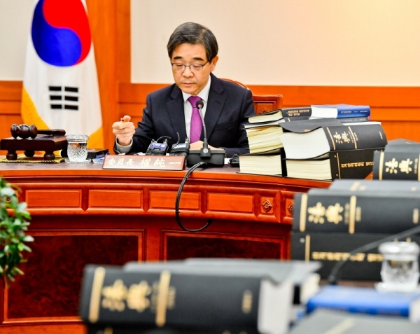6일 오후 중앙선관위 과천 청사 위원회의실에서 열린 '중앙선관위 전체 위원회의'에서 권순일 위원장 등 위원들이 비례대표 국회의원 후보자 추천관련 판단 기준 결정 등 제21대 국회의원 선거에 대한 회의를 하고 있다. 윤원규기자