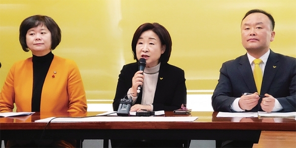 ▲ 6일 인천 연수구 이정미 의원(정의당비례)의 송도사무실에서 열린 정의당 제59차 현장 상무회의에서 심상정 대표(가운데)가 이 의원(왼쪽) 김응호 예비후보(오른쪽)와 함께 회의를 진행하고 있다.  정의당 제공