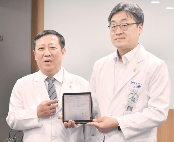 6일 신종 코로나바이러스 감염증 국내 첫 확진자인 중국여성을 완치한 조승연 인천의료원 원장과 김진용 감염내과 과장이 원내 3층 회의실에서 환자가 쓴 감사편지를 들고 치료과정을 설명하고 있다. 인천사진공동취재단