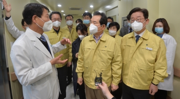 정세균 국무총리와 이재명 경기도지사가 휴일인 8일 오전 경기도의료원 수원병원 음압격리병동에서 신형 코로나바이러스 감염증 대응 현황을 점검하고 있다.조주현기자