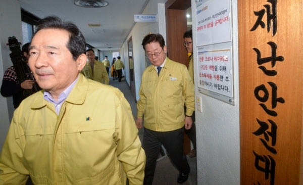 정세균 국무총리와 이재명 경기도지사가 휴일인 8일 오전 경기도 재난안전대책본부에서 신형 코로나바이러스 감염증 대응 현황을 도청을 나서고 있다.조주현기자