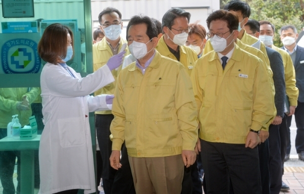 정세균 국무총리와 이재명 경기도지사가 휴일인 8일 오전 경기도의료원 수원병원에서 체온을 측정하고 있다.조주현기자