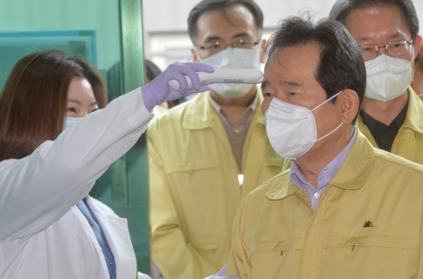 정세균 국무총리와 이재명 경기도지사가 휴일인 8일 오전 경기도의료원 수원병원에서 체온을 측정하고 있다.조주현기자