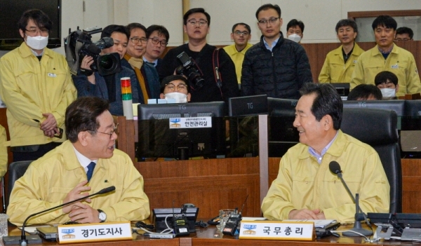 정세균 국무총리와 이재명 경기도지사가 휴일인 8일 오전 경기도 재난안전대책본부에서 신형 코로나바이러스 감염증 대응 현황을 보고 받은 후 이야기를 나누고 있다.조주현기자