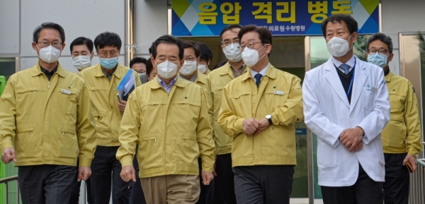 정세균 국무총리와 이재명 경기도지사가 휴일인 8일 오전 경기도의료원 수원병원에서 신형 코로나바이러스 감염증 대응 현황을 점검한 뒤 음압 격리 병동에서 빠져나오고 있다.조주현기자