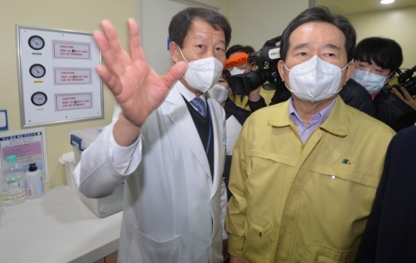 정세균 국무총리와 이재명 경기도지사가 휴일인 8일 오전 경기도의료원 수원병원에서 신형 코로나바이러스 감염증 대응 현황을 점검한 뒤 음압 격리 병동에서 빠져나오고 있다.조주현기자